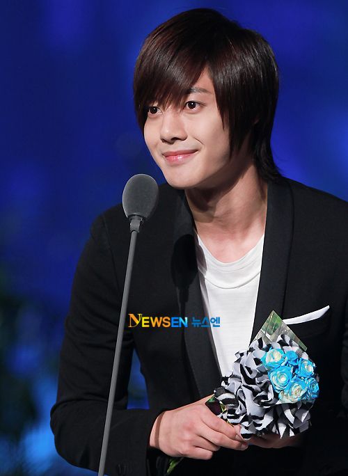 http://i188.photobucket.com/albums/z168/aarjeeii/SS501_2/hyun%20joong/mnet_20100826_006.jpg