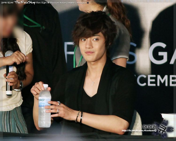 http://i188.photobucket.com/albums/z168/aarjeeii/SS501_2/hyun%20joong2/khj_20101204_01-1.jpg
