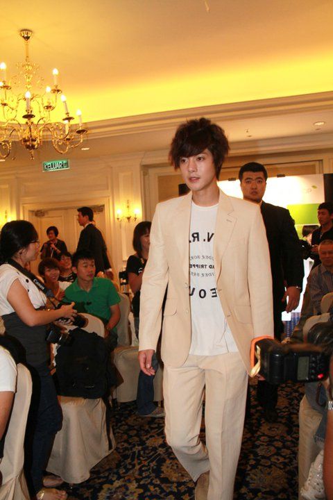 http://i188.photobucket.com/albums/z168/aarjeeii/SS501_2/hyun%20joong2/khj_20101204_07-1.jpg