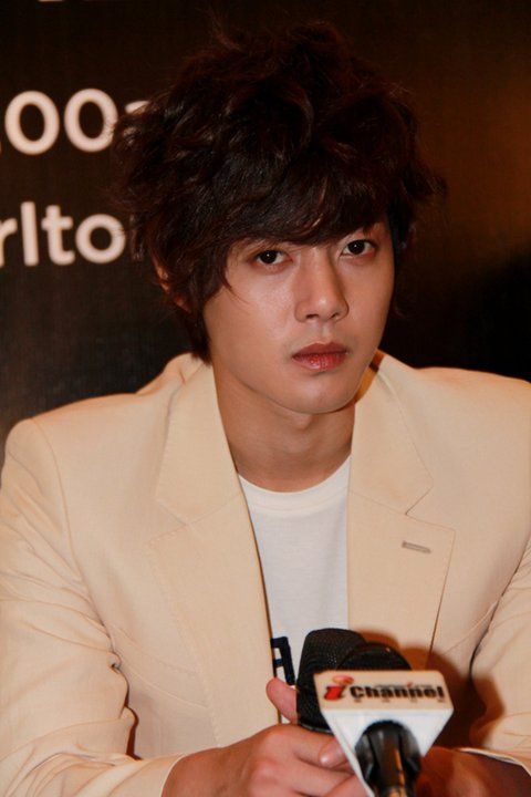 http://i188.photobucket.com/albums/z168/aarjeeii/SS501_2/hyun%20joong2/khj_20101204_08-1.jpg