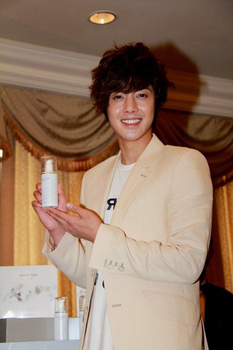 http://i188.photobucket.com/albums/z168/aarjeeii/SS501_2/hyun%20joong2/khj_20101204_09-1.jpg