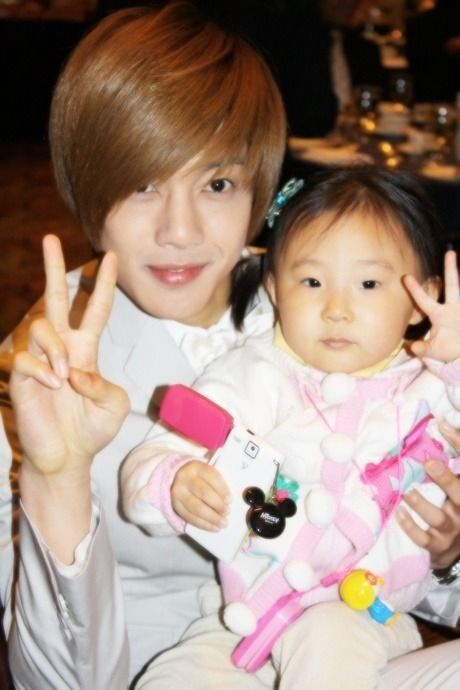 wallpaper cute babies_11. Kim Hyun Joong a Baby Daddy