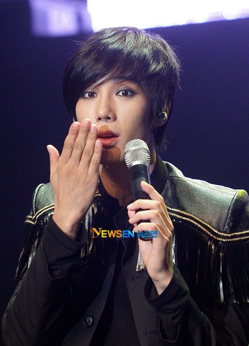 http://i188.photobucket.com/albums/z168/aarjeeii/SS501_2/jung%20min/jm_0122_065.jpg