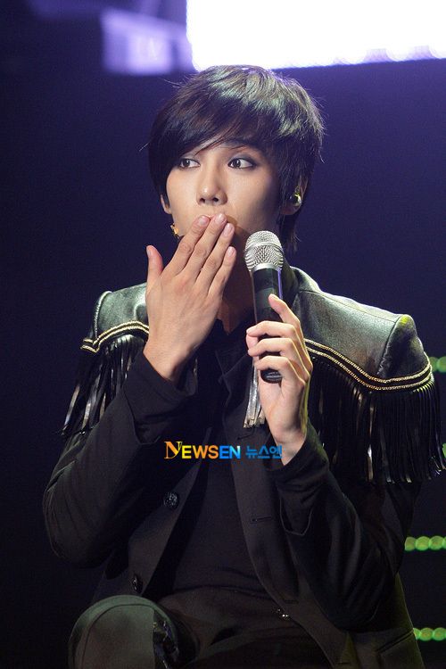 http://i188.photobucket.com/albums/z168/aarjeeii/SS501_2/jung%20min/jm_0122_092.jpg