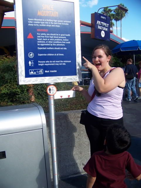 DIE KLEINE MARIA DARF IN SPACE MOUNTAIN!