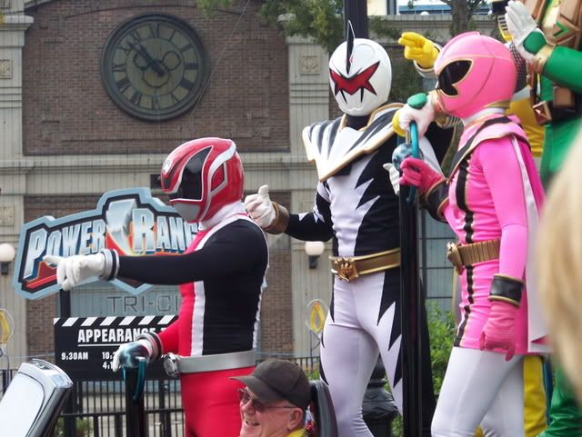 Rechts das Vorbild meiner Kindheit: DIE ROSANE POWERRANGERIN!