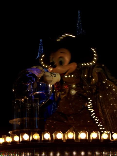 Mickey Mouse führt natürlich die Parade an.