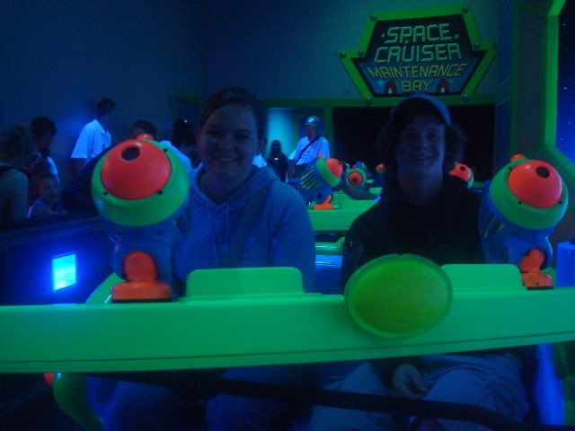 Adair und ich im Space Cruiser.