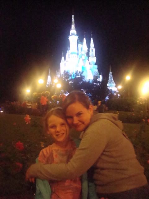 Darby und ich vorm Prinzesinnenschloß kurz vorm Feuerwerk.