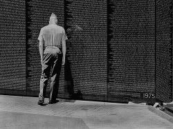 Vietnam-memorial-soldier2.jpg picture by kennyrk