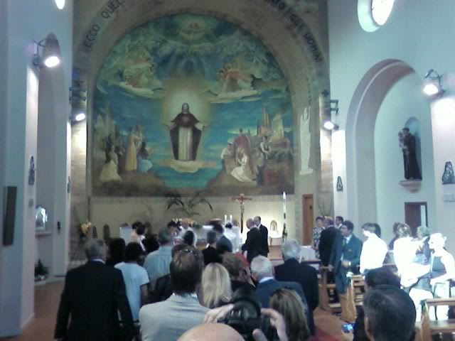 Brutto affresco in chiesa ad Alfonsine durante il matrimonio del wemma.